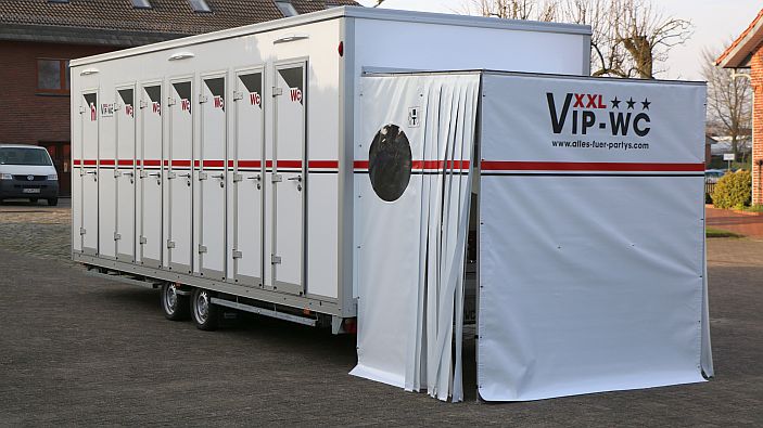 Xxl Toilettenwagen Mieten Mit 16 Wc Einheiten Fur 1000 Gaste Lampe